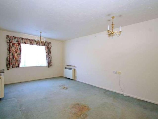 Flat for sale in Lane, Greater London