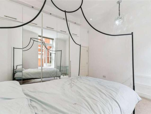 Flat for sale in Seven Dials, Bloomsbury