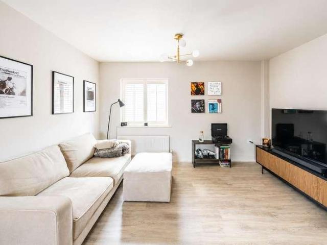 Flat for sale in Red Hill, Surrey