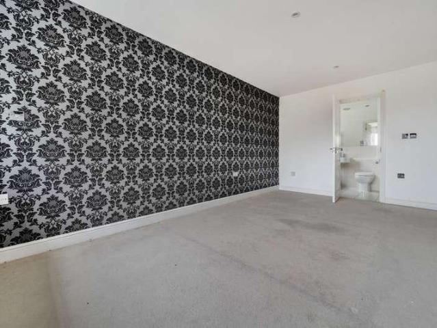 Flat for sale in Cranbourne, Winkfield