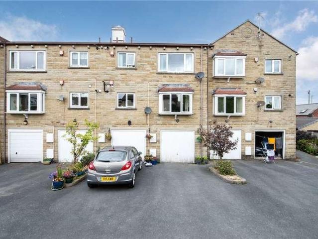 Flat for sale in Cottingley, West Yorkshire