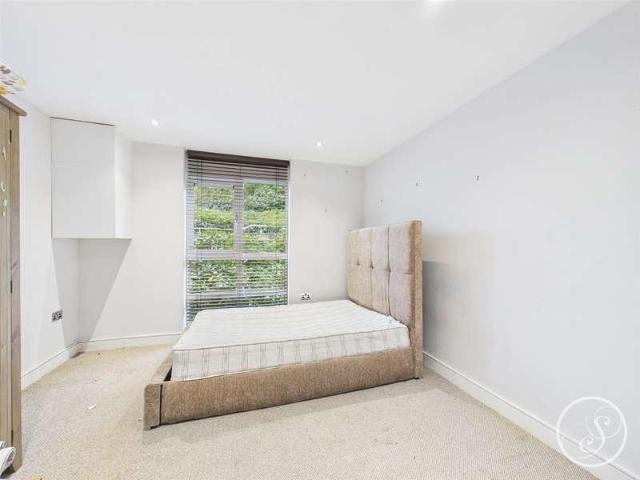 Flat for sale in Miles Hill, Leeds