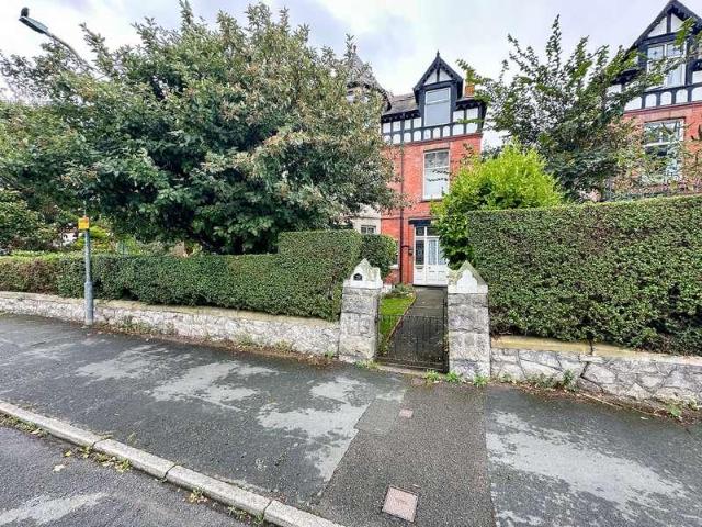 Flat for sale in Llandudno, Wales