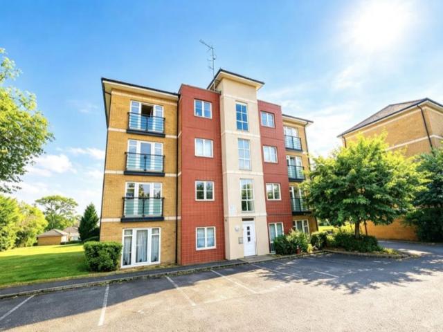 Flat for sale in Dunstable, Bedfordshire