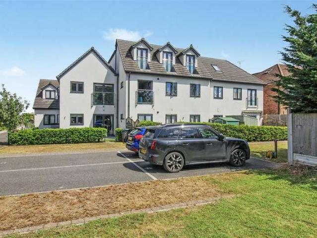 Flat for sale in Barling, Essex