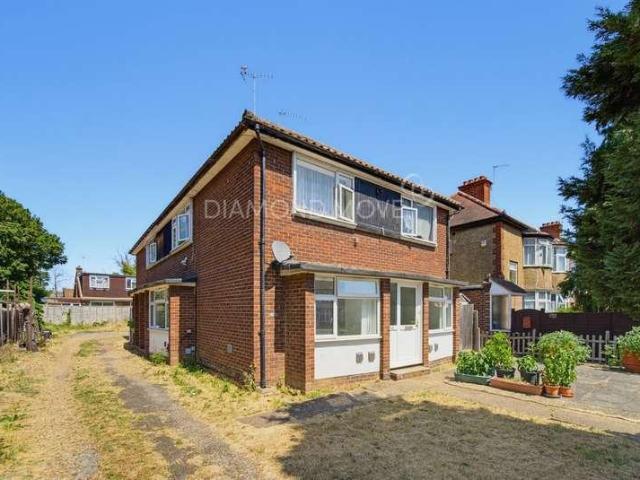 Flat for sale in London Borough of Hounslow, Greater London