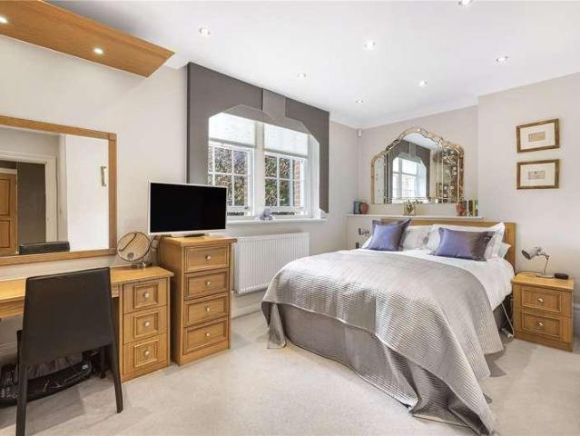 Flat for sale in Fretherne, Hertfordshire