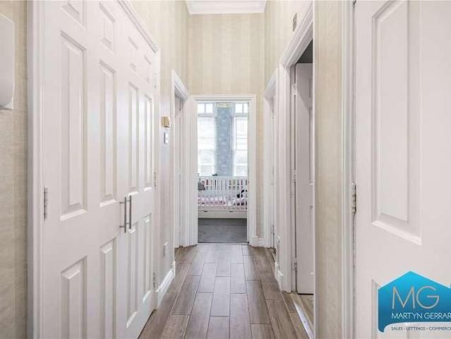 Flat for sale in Southgate, Greater London