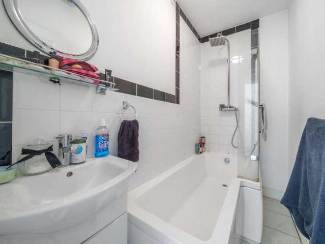 Flat for sale in London Borough of Merton, Collier's Wood