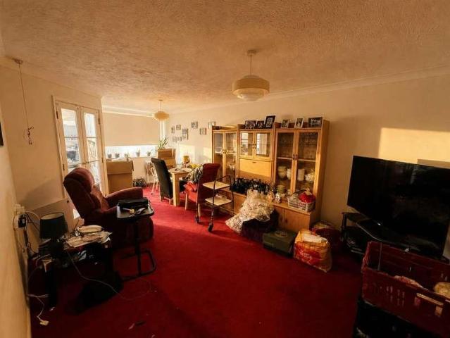 Flat for sale in London Borough of Hounslow, Feltham