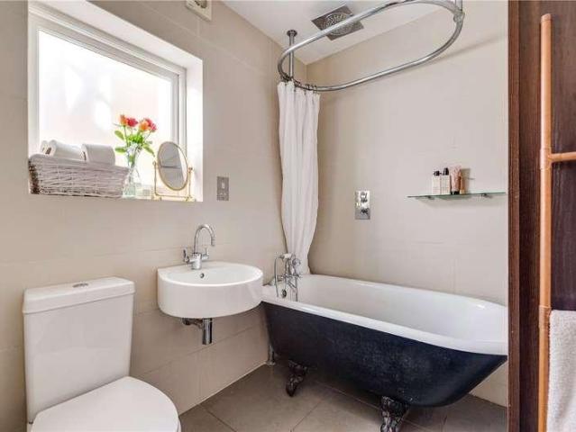 Flat for sale in Hammersmith, Greater London