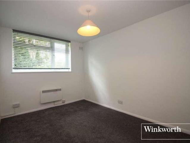 Flat for sale in Elstree and Borehamwood, Borehamwood