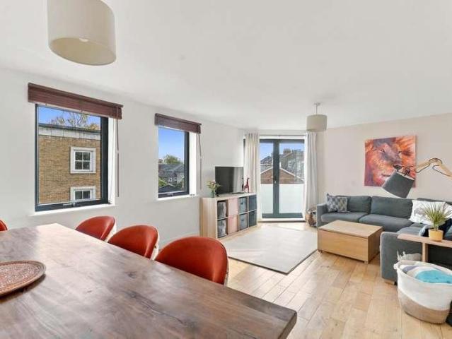 Flat for sale in London Borough of Lambeth, Greater London