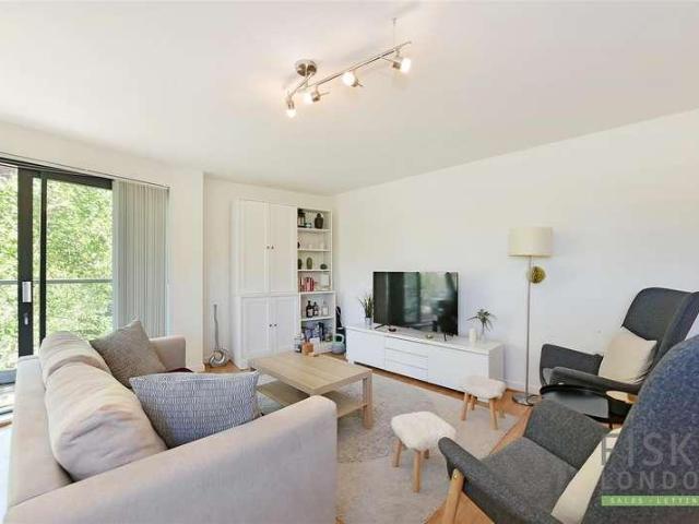 Flat for sale in Isle Of Dogs, Greater London