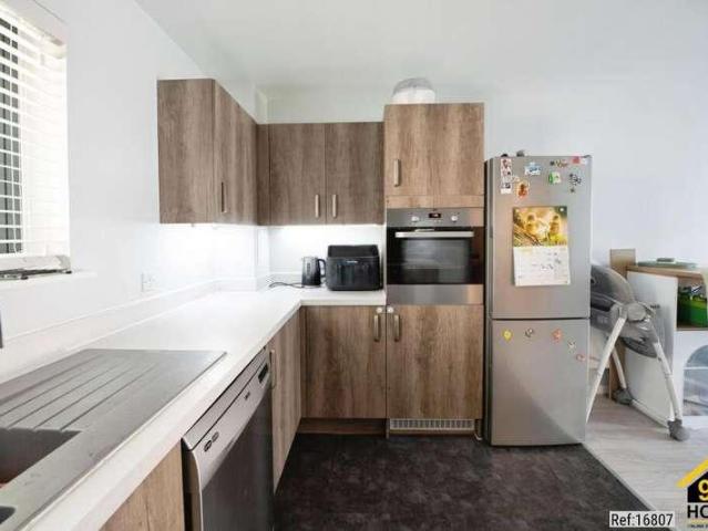 Flat for sale in South Hornchurch, Greater London
