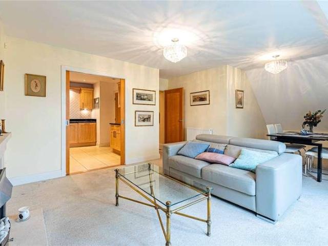 Flat for sale in Bushey, Bushey Heath