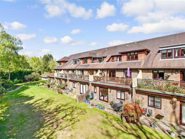 Flat for sale in Red Hill, Surrey