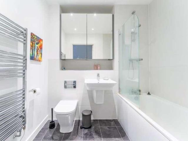 Flat for sale in London Borough of Ealing, Greater London