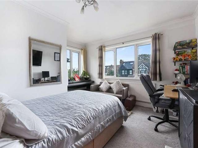Flat for sale in Brondesbury, Greater London