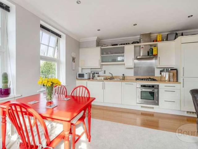 Flat for sale in Fole, Surrey