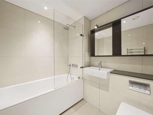 Flat for sale in Hoxton, Greater London