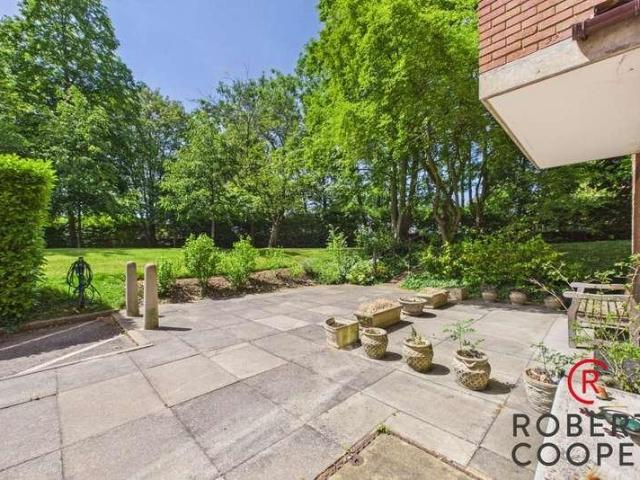 Flat for sale in Eastcote, Greater London