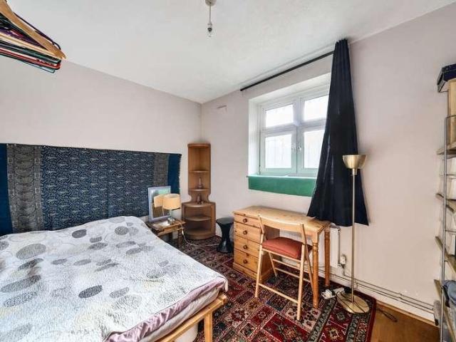 Flat for sale in London Borough of Lambeth, Greater London