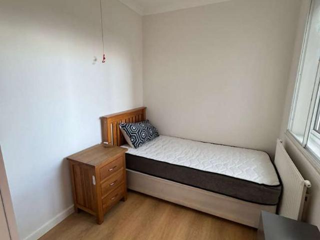 Flat for sale in Temple Fortune, Greater London
