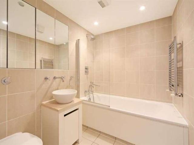 Flat for sale in Battersea, Greater London