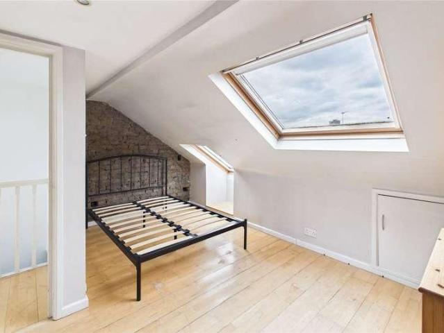 Flat for sale in Clapham, Greater London