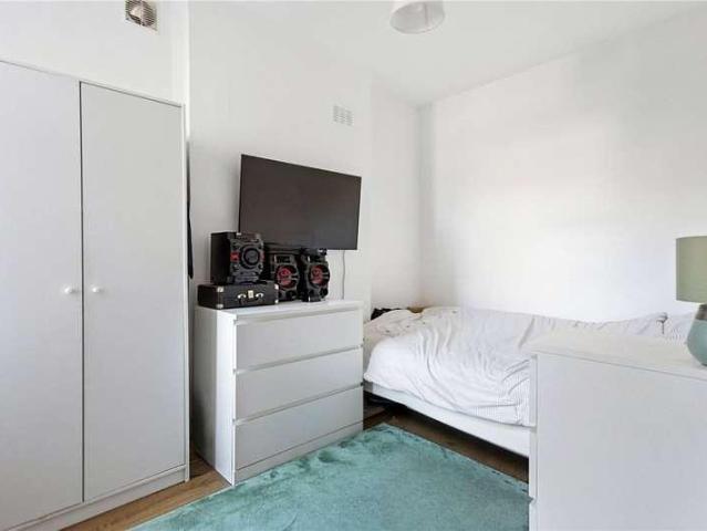 Flat for sale in Summerstown, Greater London