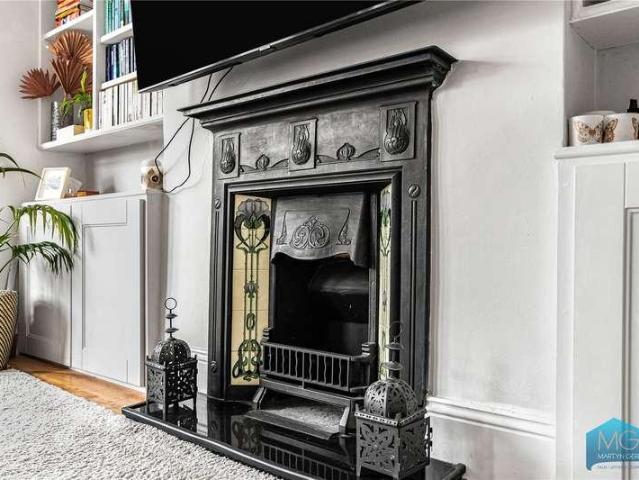 Flat for sale in Friern Barnet, Greater London