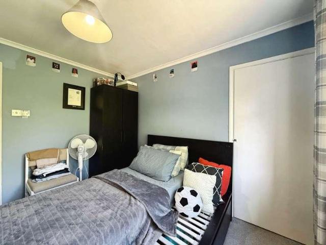 Flat for sale in Oakham Park