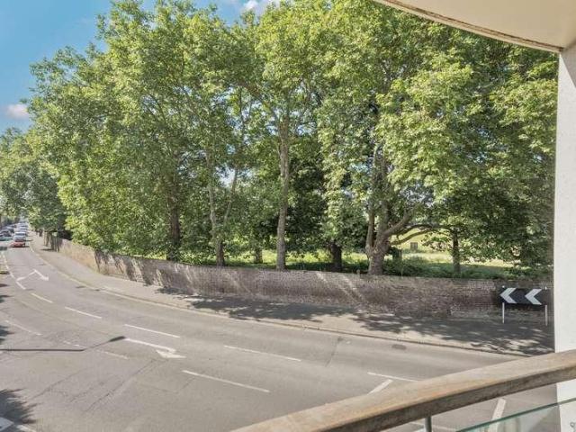 Flat for sale in Hampton Wick, Greater London