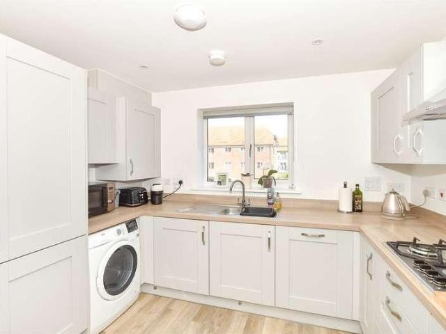Flat for sale in Kilnwood Vale, Horsham