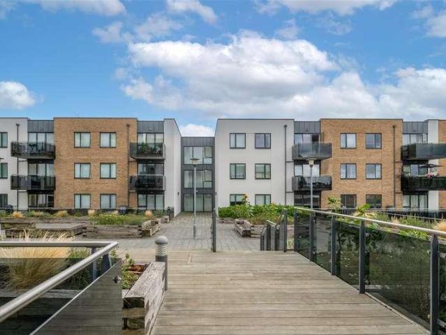 Flat for sale in Red Hill, Surrey