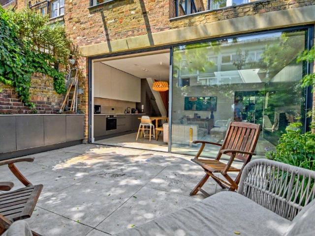 Flat for sale in Dartmouth Park, Greater London