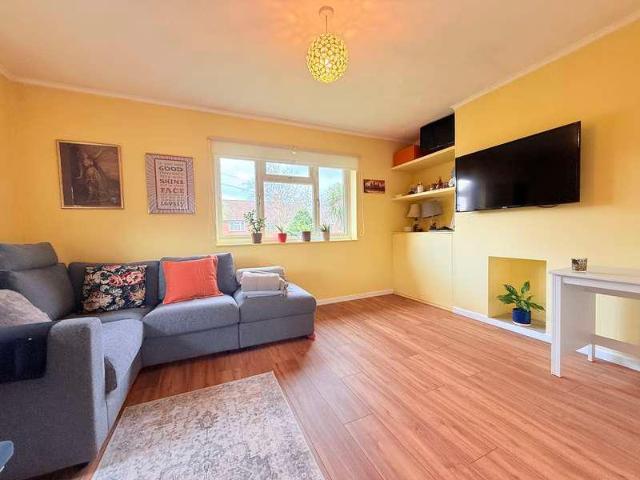 Flat for sale in London Borough of Ealing, Greater London