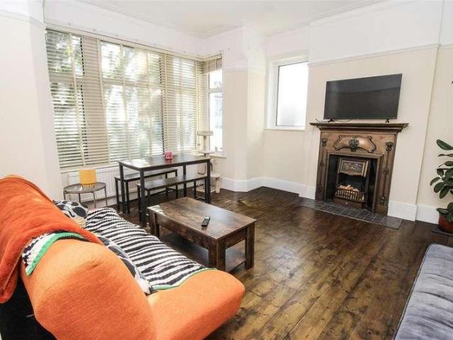 Flat for sale in Alton Barnes, Essex