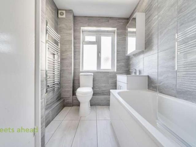 Flat for sale in London Borough of Croydon, Addiscombe