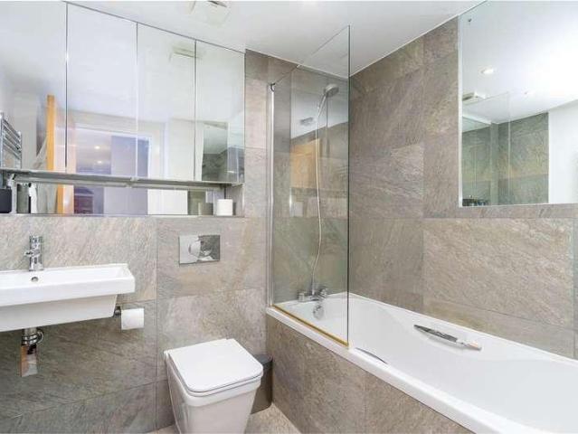 Flat for sale in Silvertown, Greater London