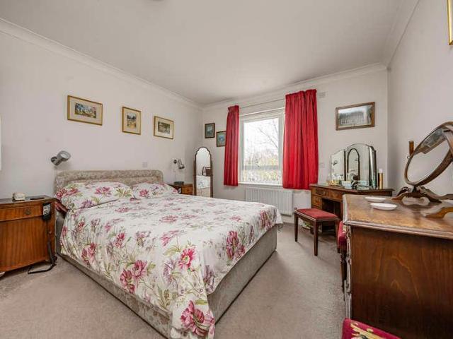Flat for sale in Denham