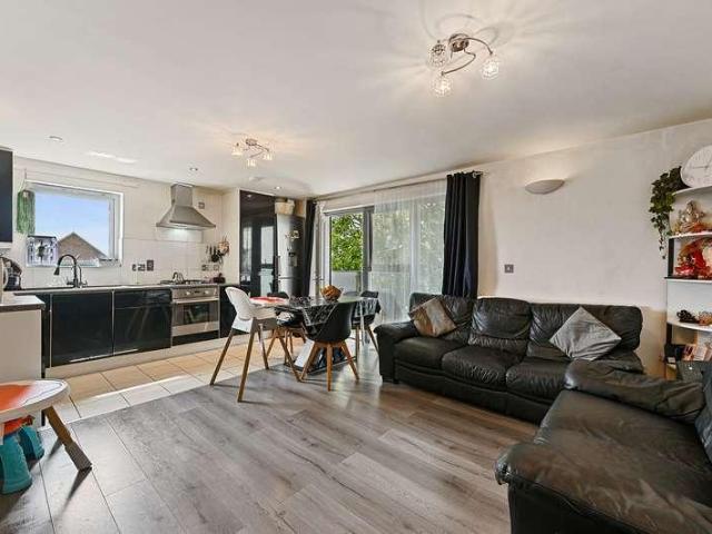 Flat for sale in Lane, Greater London
