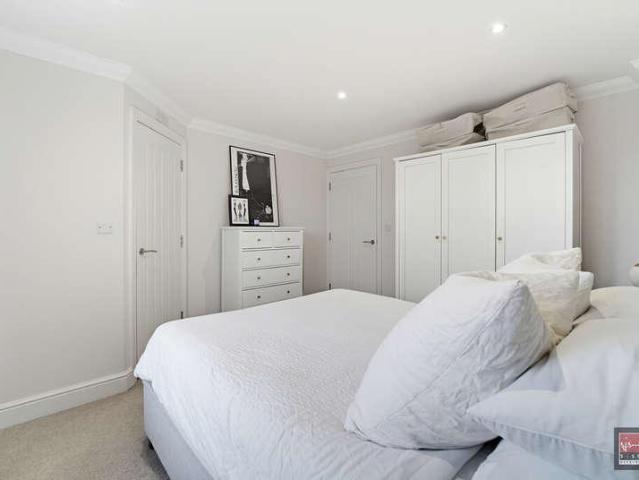 Flat for sale in Littleton Common, Spelthorne