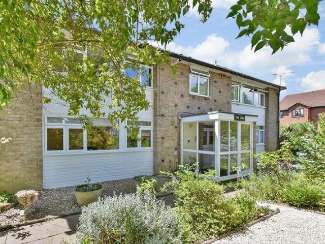 Flat for sale in Carshalton Beeches, Greater London