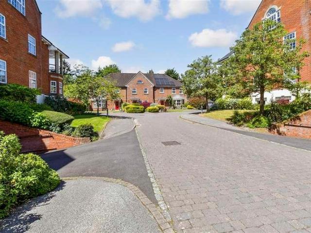Flat for sale in Roffey, Horsham