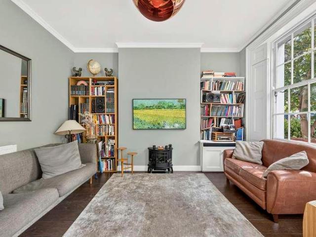 Flat for sale in Barnsbury, Greater London