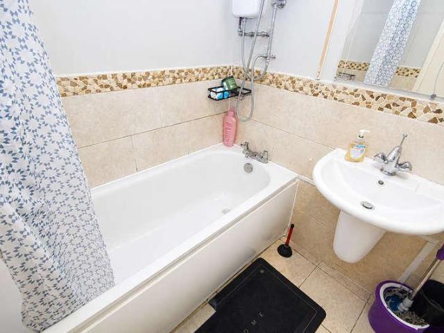 Flat for sale in Glyndon, Plumstead