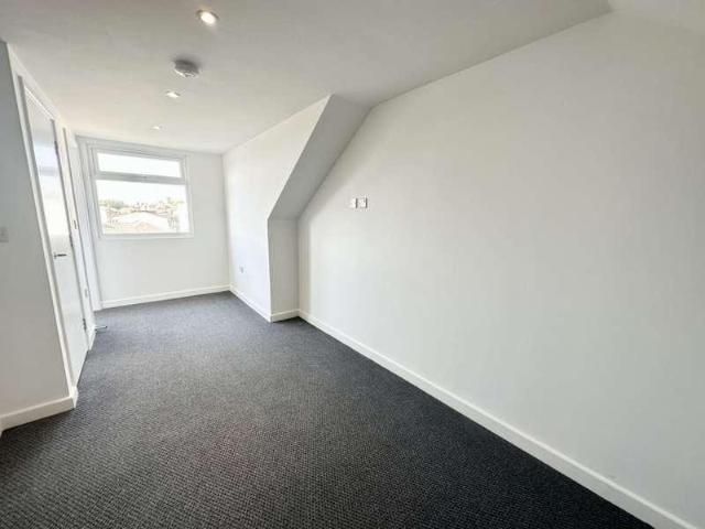 Flat for sale in Folkestone, Foord