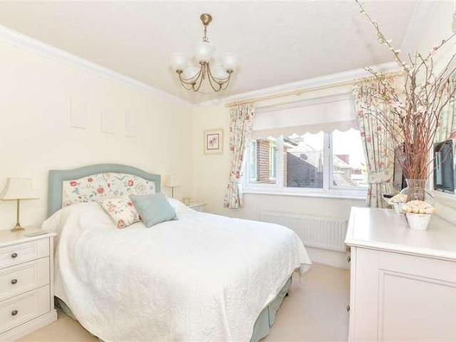 Flat for sale in Arundel, Clapham